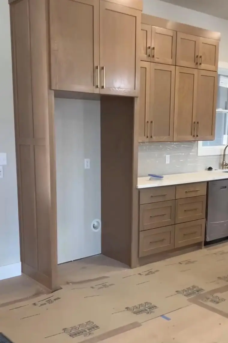 Stain-grade kitchen cabinetry with an adjoining laundry closet cutout